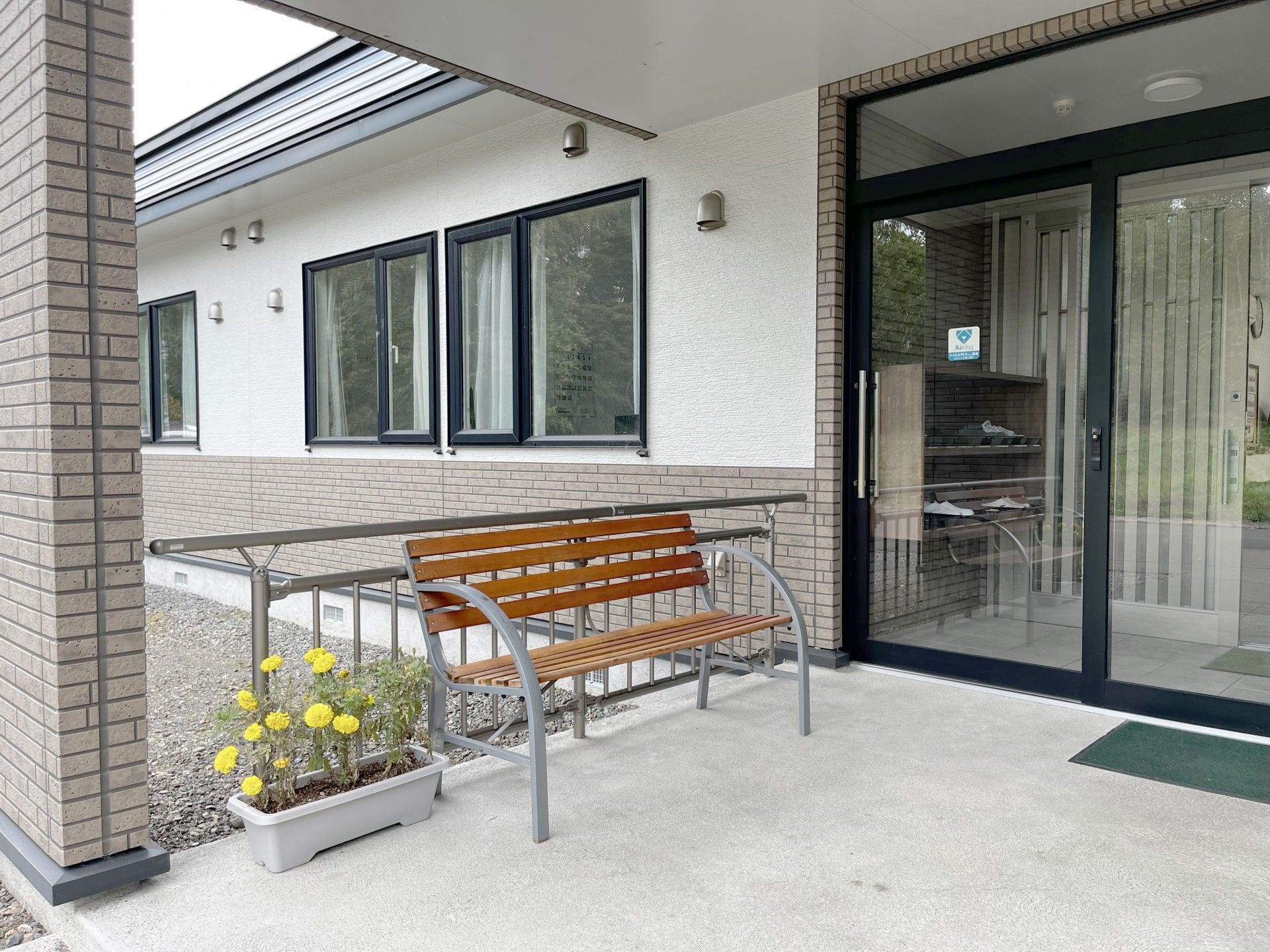 ベンチと花のある玄関