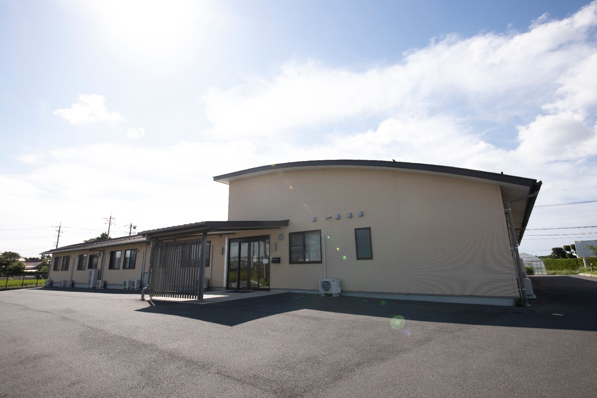 平屋建ての住宅型有料老人ホームの外観