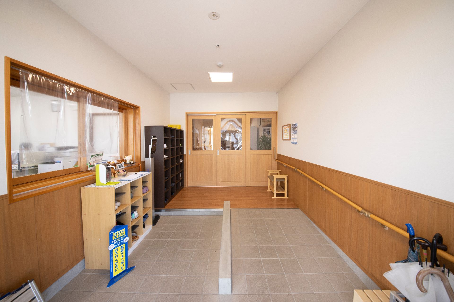 手すりやスロープが設置された玄関