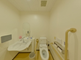 清潔で明るいトイレの内部