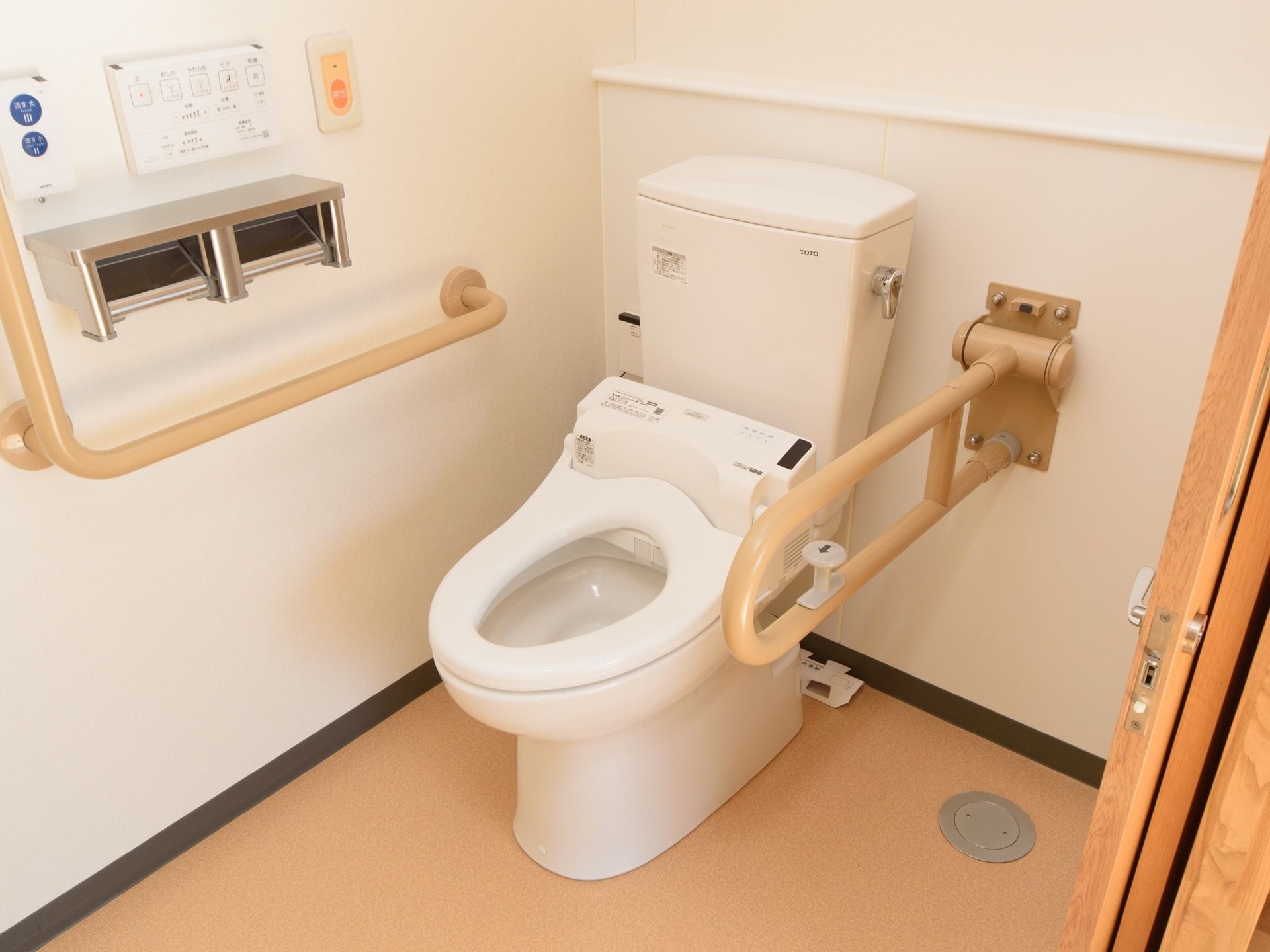 居室のトイレである。温水洗浄便座でL字の手すりが付いている。非常呼び出しボタンがあるので、いざという時も安心。