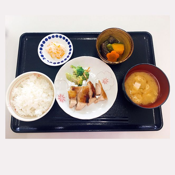 チキンと酢の物や野菜の煮物、ごはんと味噌汁のセット