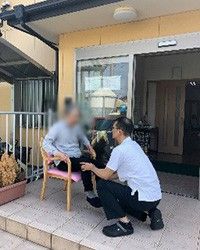 玄関前での交流