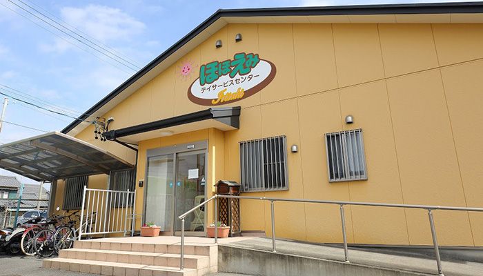 明るい外観の建物入口