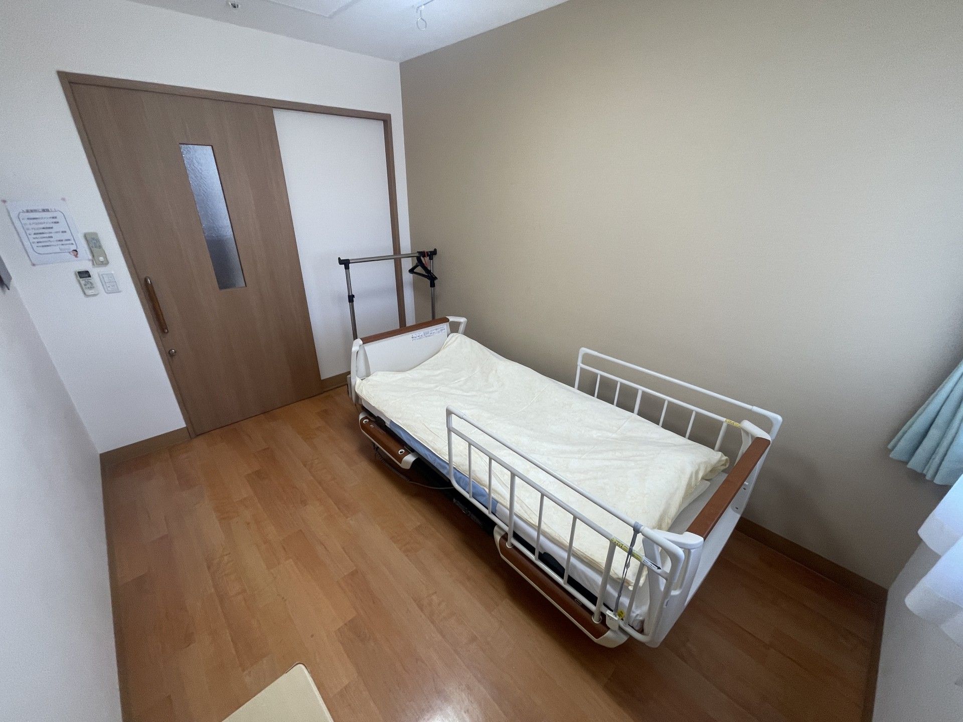 シンプルな個室のベッド