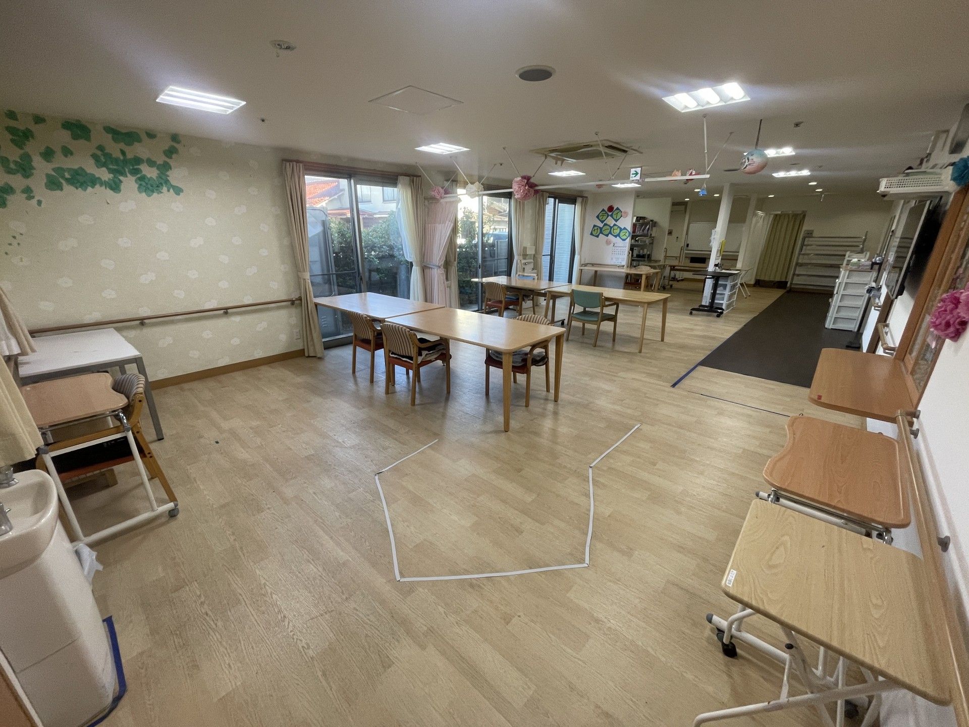 広いテーブルと椅子のある部屋
