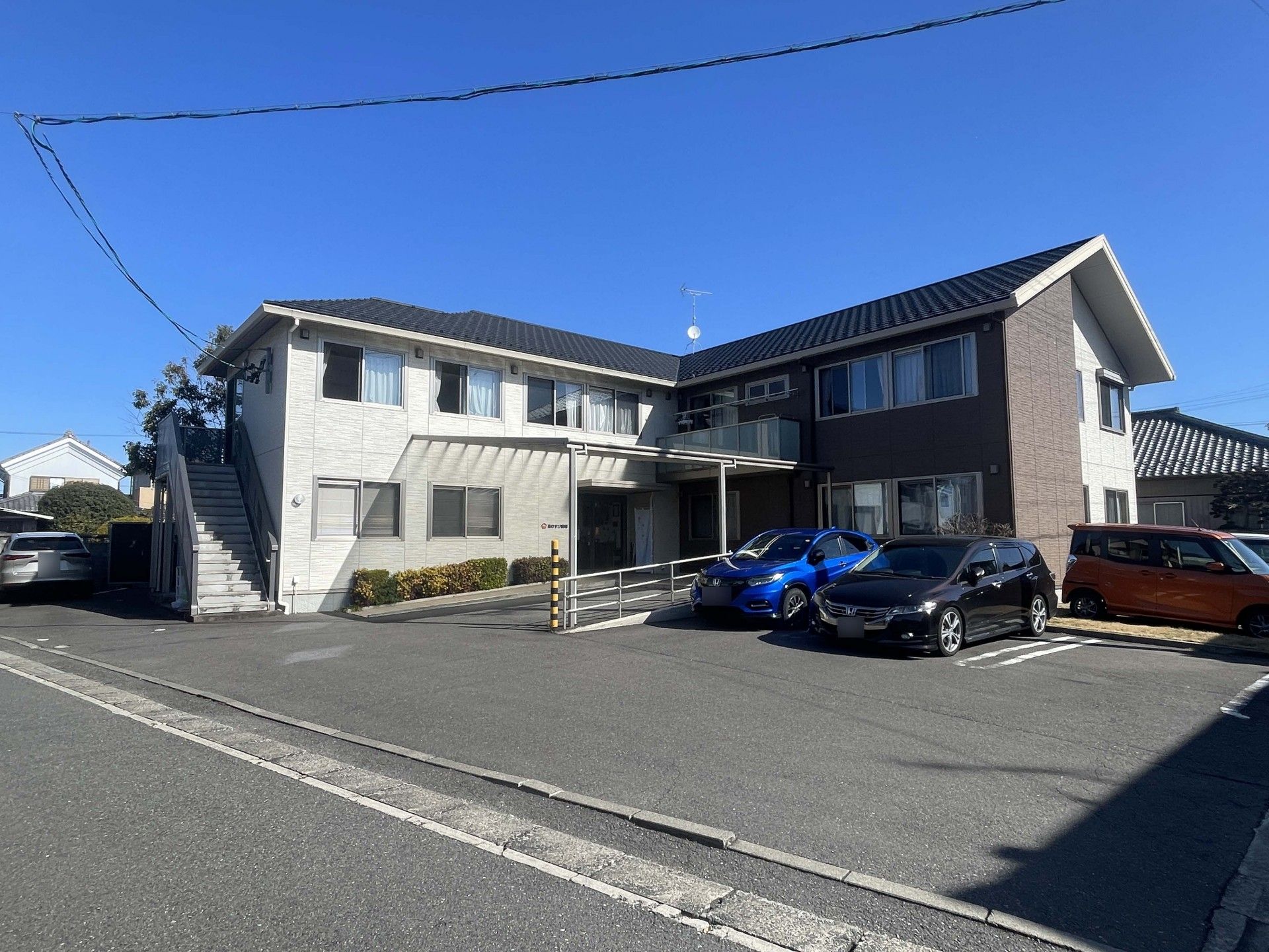 駐車場のある建物外観