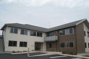 明るい外観の建物