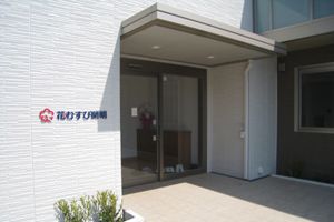 明るい入口の施設外観