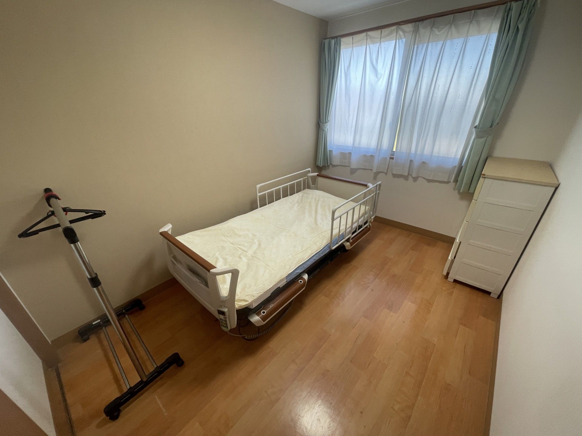 ベッドと窓のある部屋