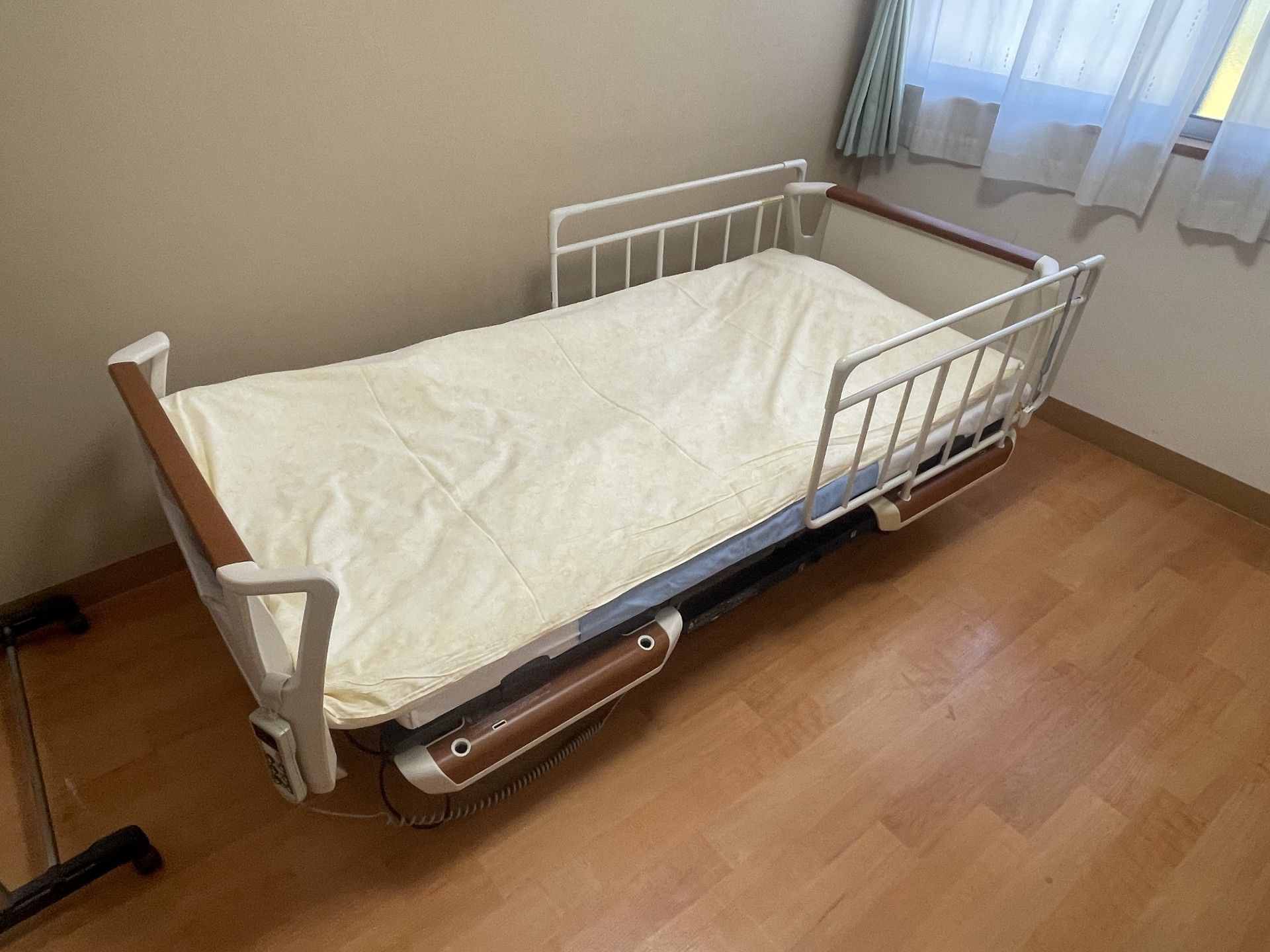 シンプルなベッドの部屋