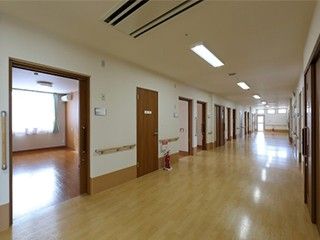 明るく広々とした廊下