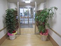明るい廊下の出入口