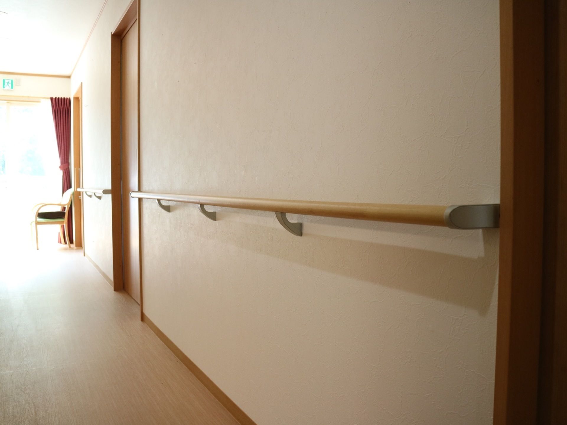 壁に手すりを設けた廊下
