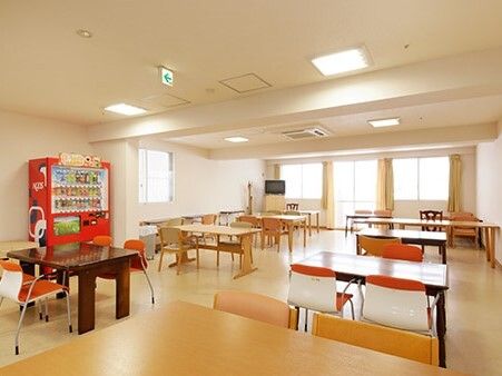 大きな赤い自動販売機が置かれた食堂は日当たりがよく、少人数向けのデザインの異なるテーブルセットが複数置かれている。