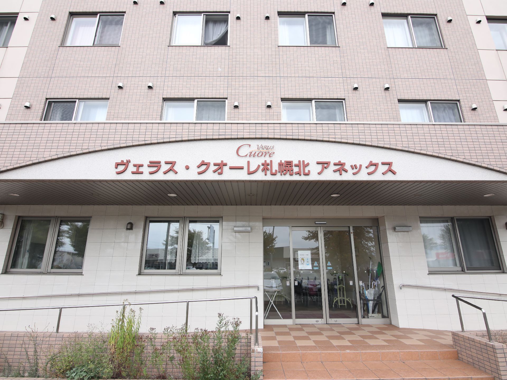 落ち着いた色調をした５階建ての外観の老人ホーム
