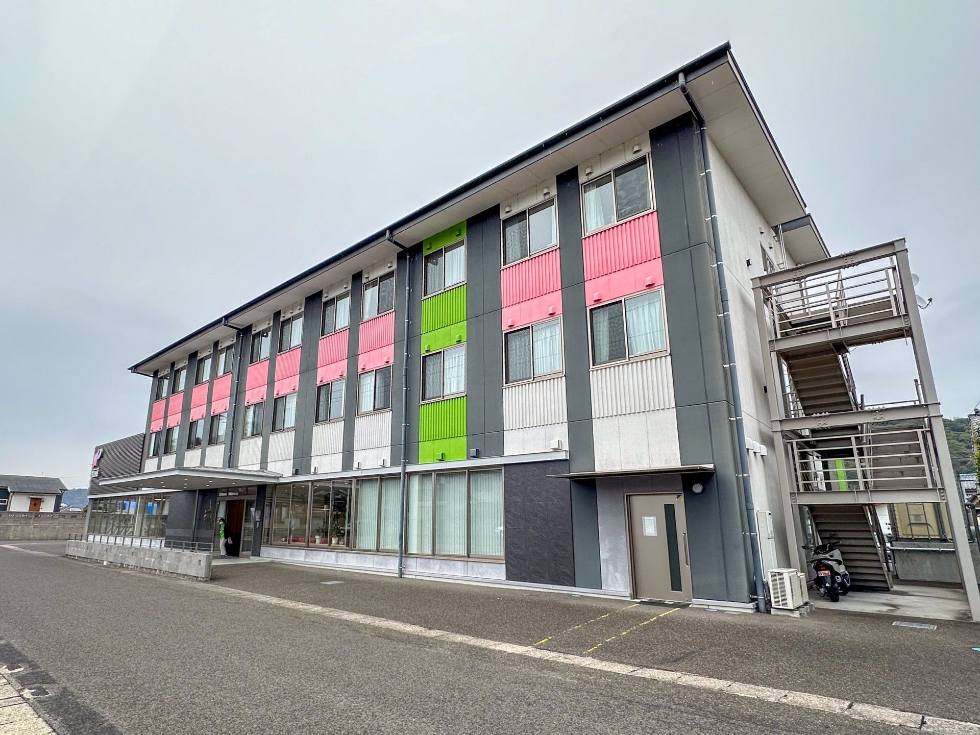 モダンな建物の外観