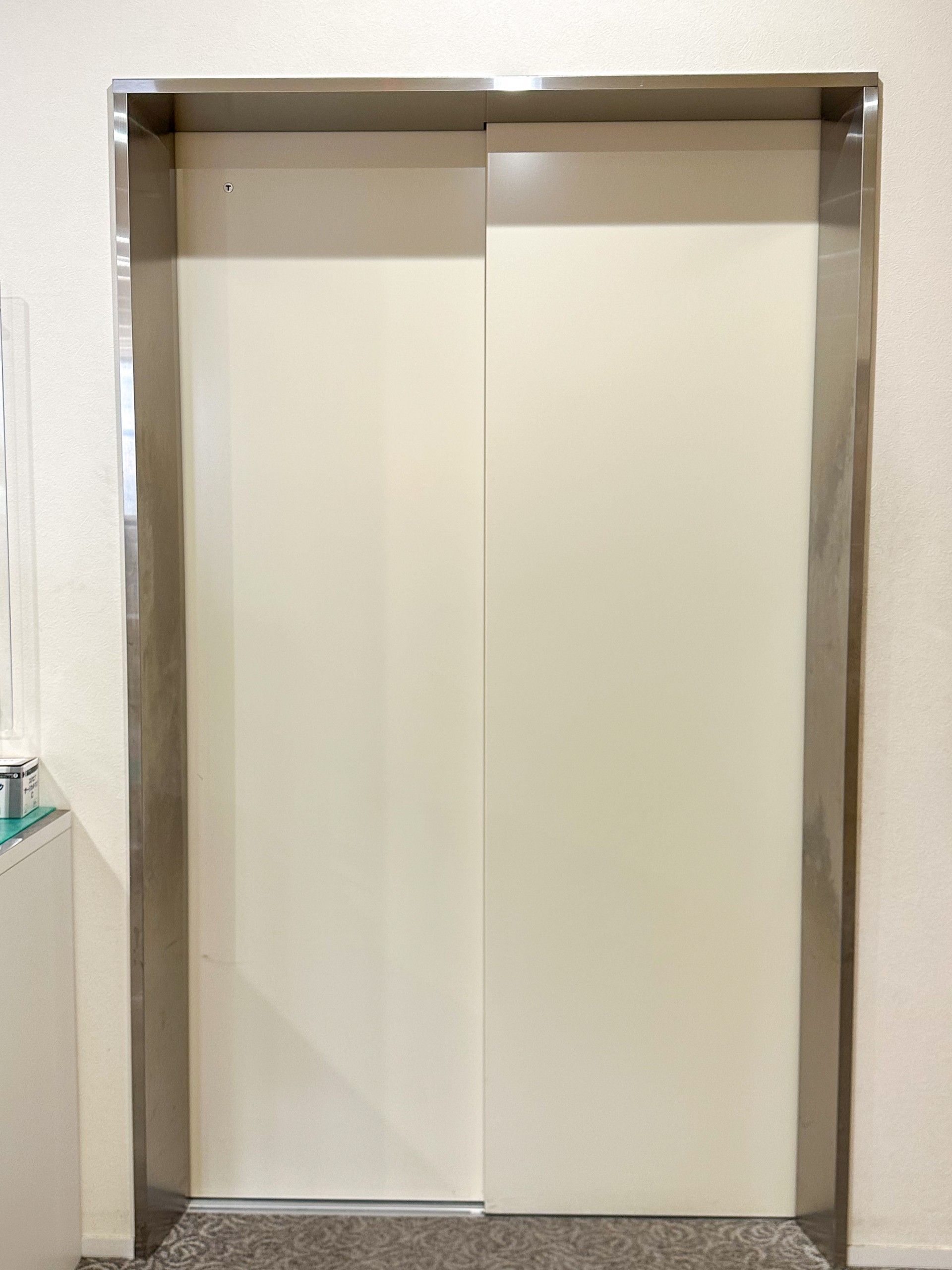 シンプルなエレベーター