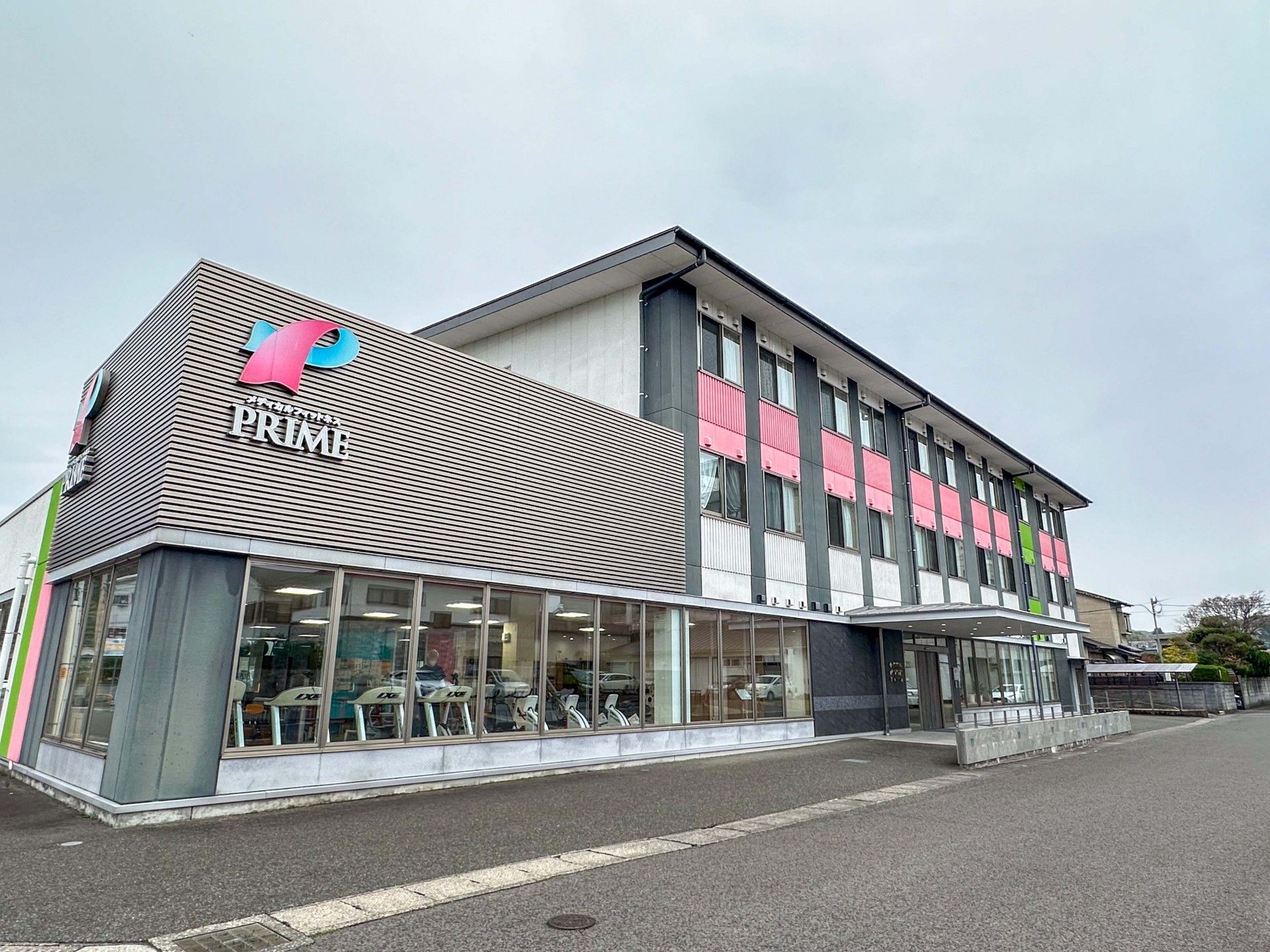 明るい外観の建物