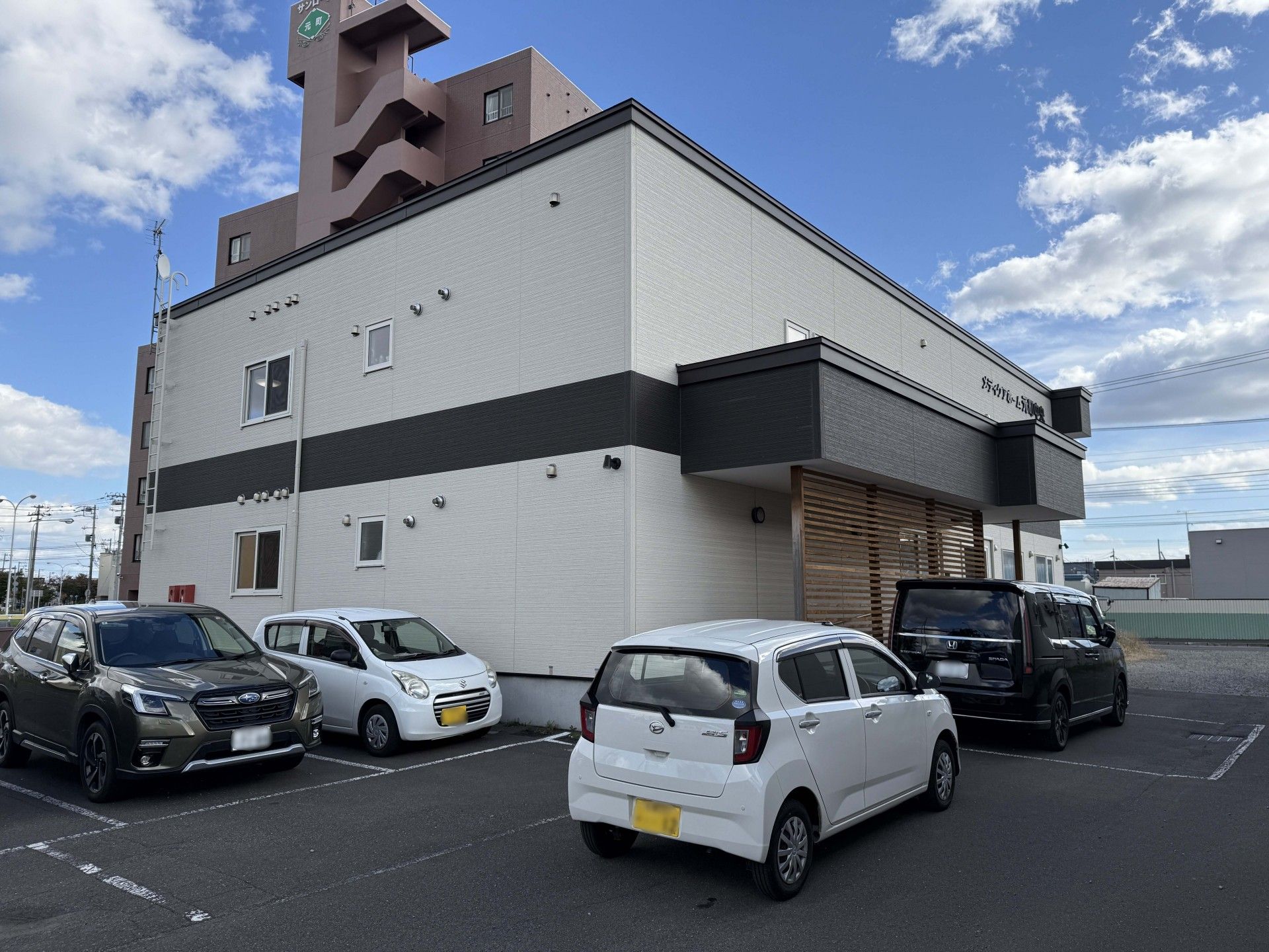 駐車場のある建物外観