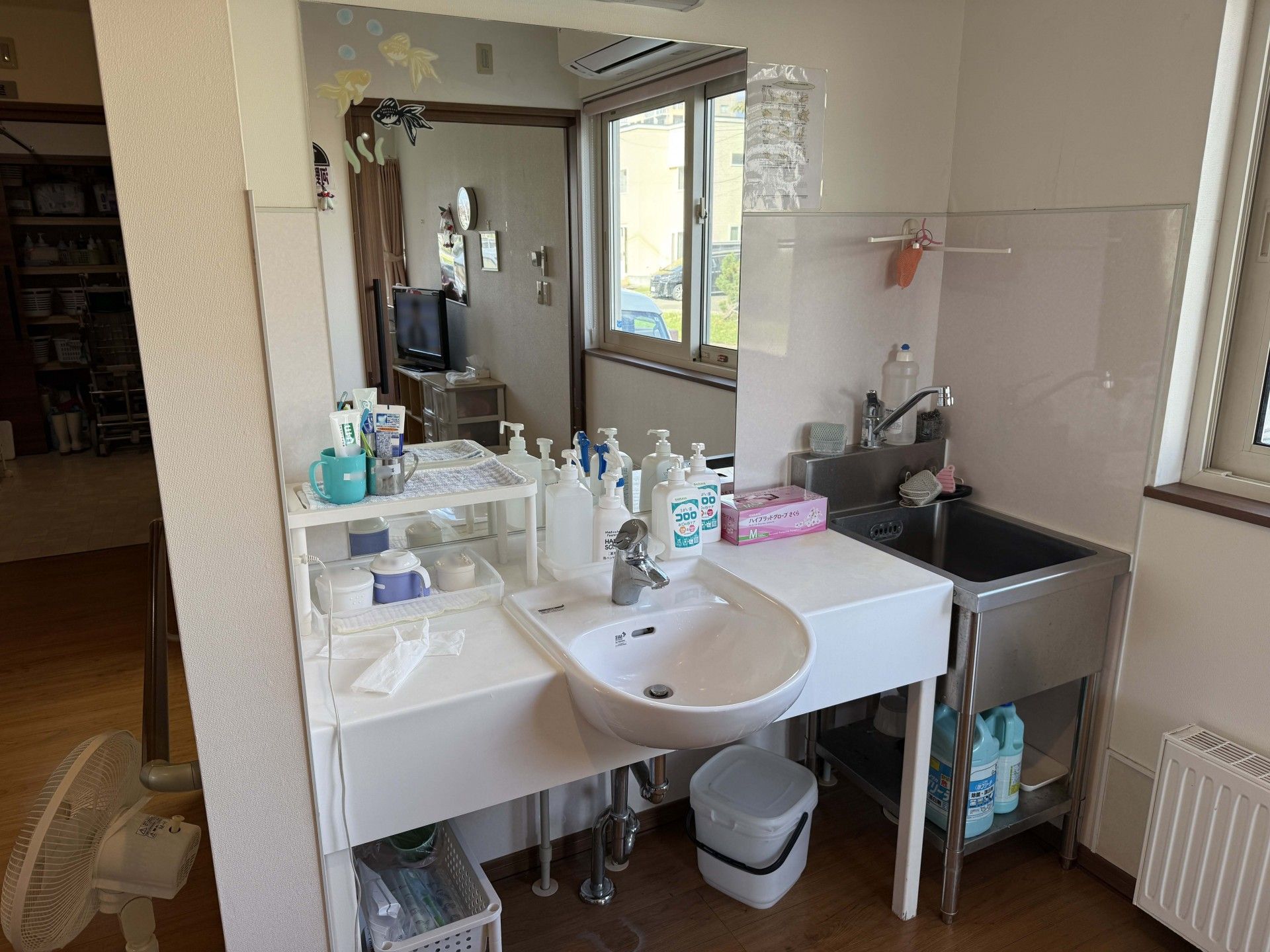 洗面台と流し台のある空間