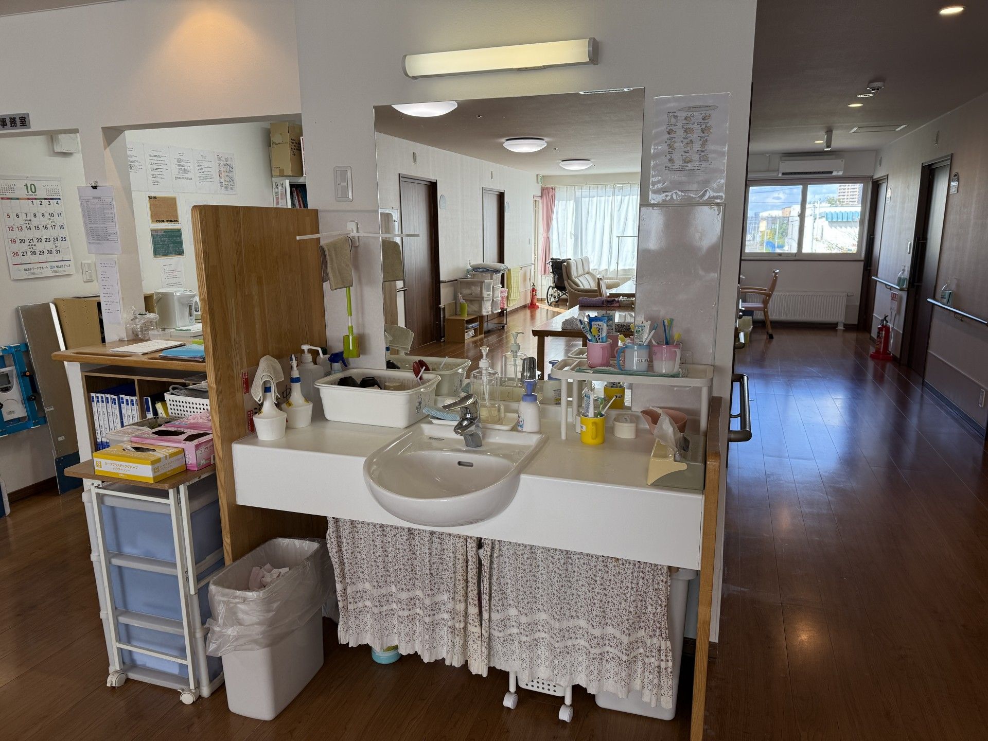 洗面台と明るい廊下