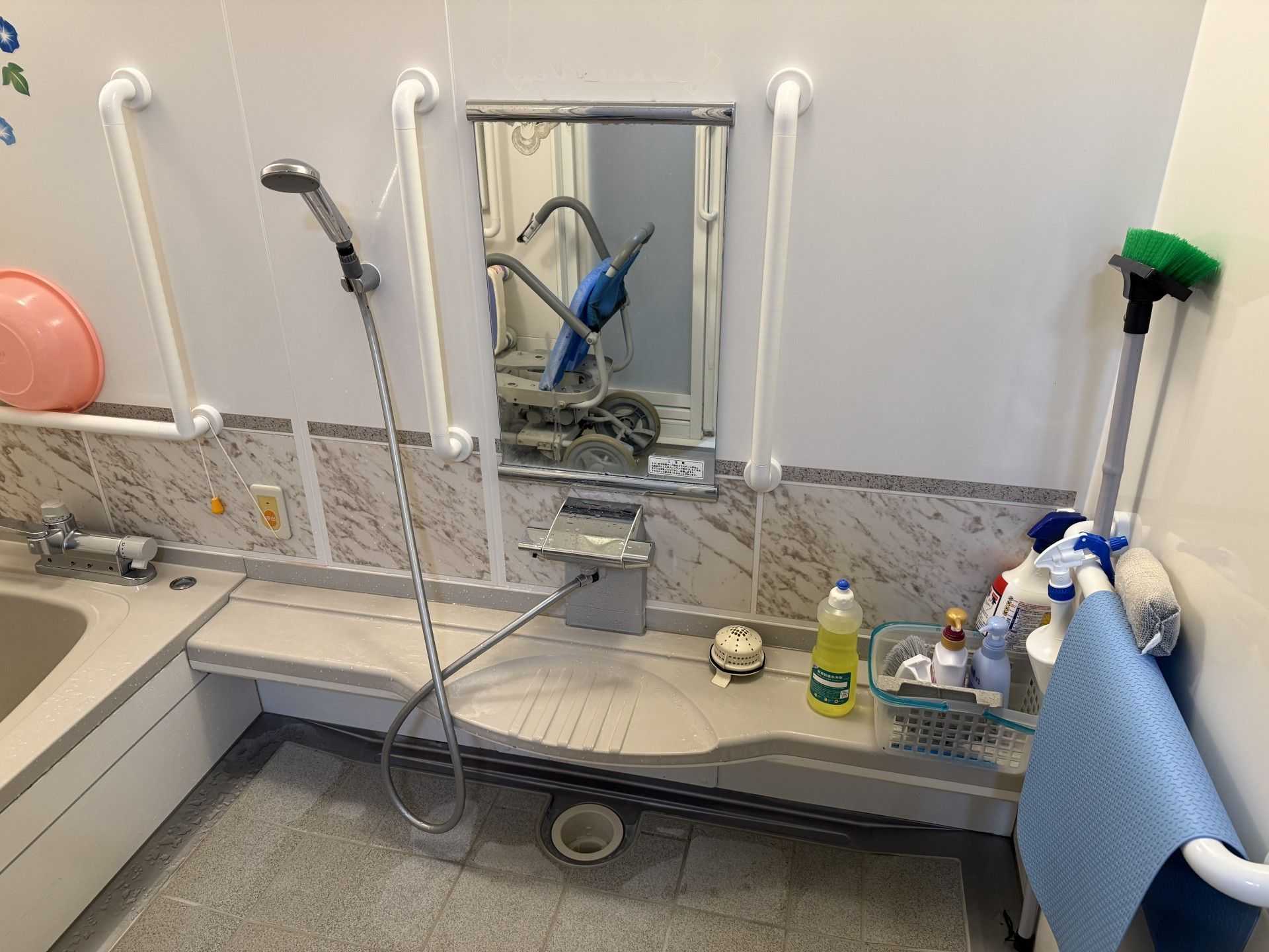 手すり付きの浴室