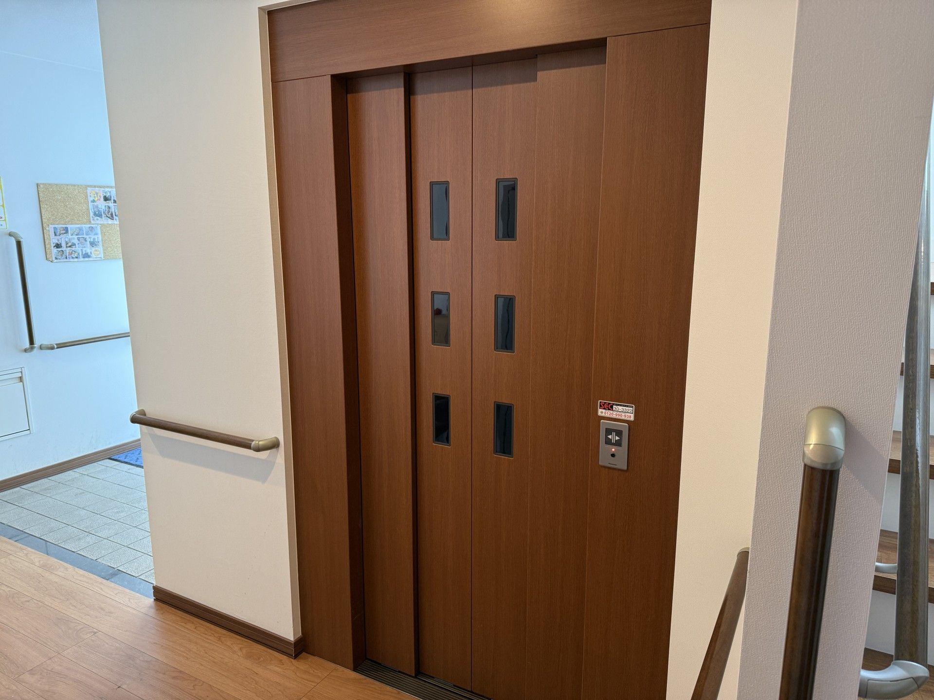木製ドアのエレベーター