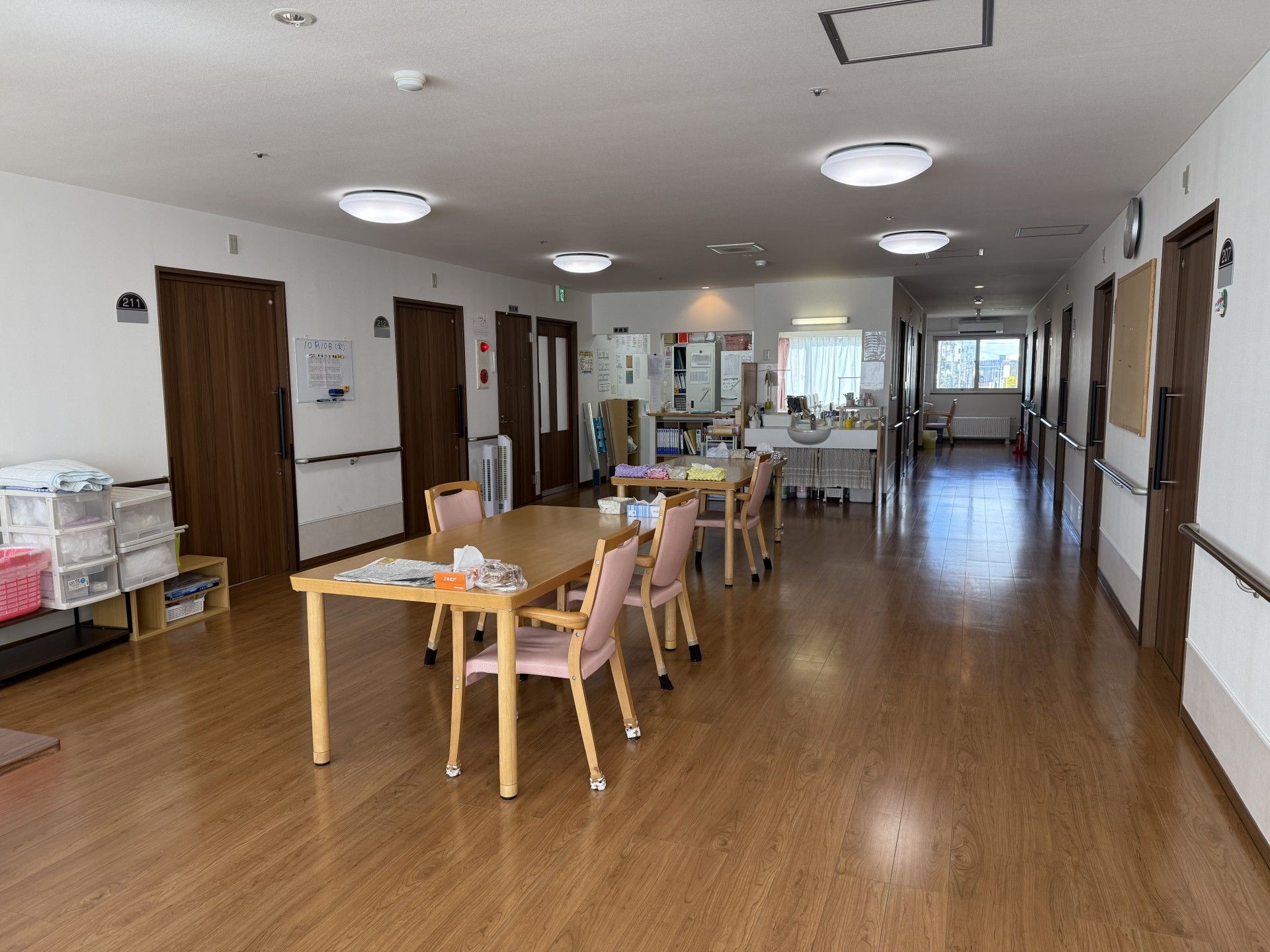 明るい廊下とテーブル