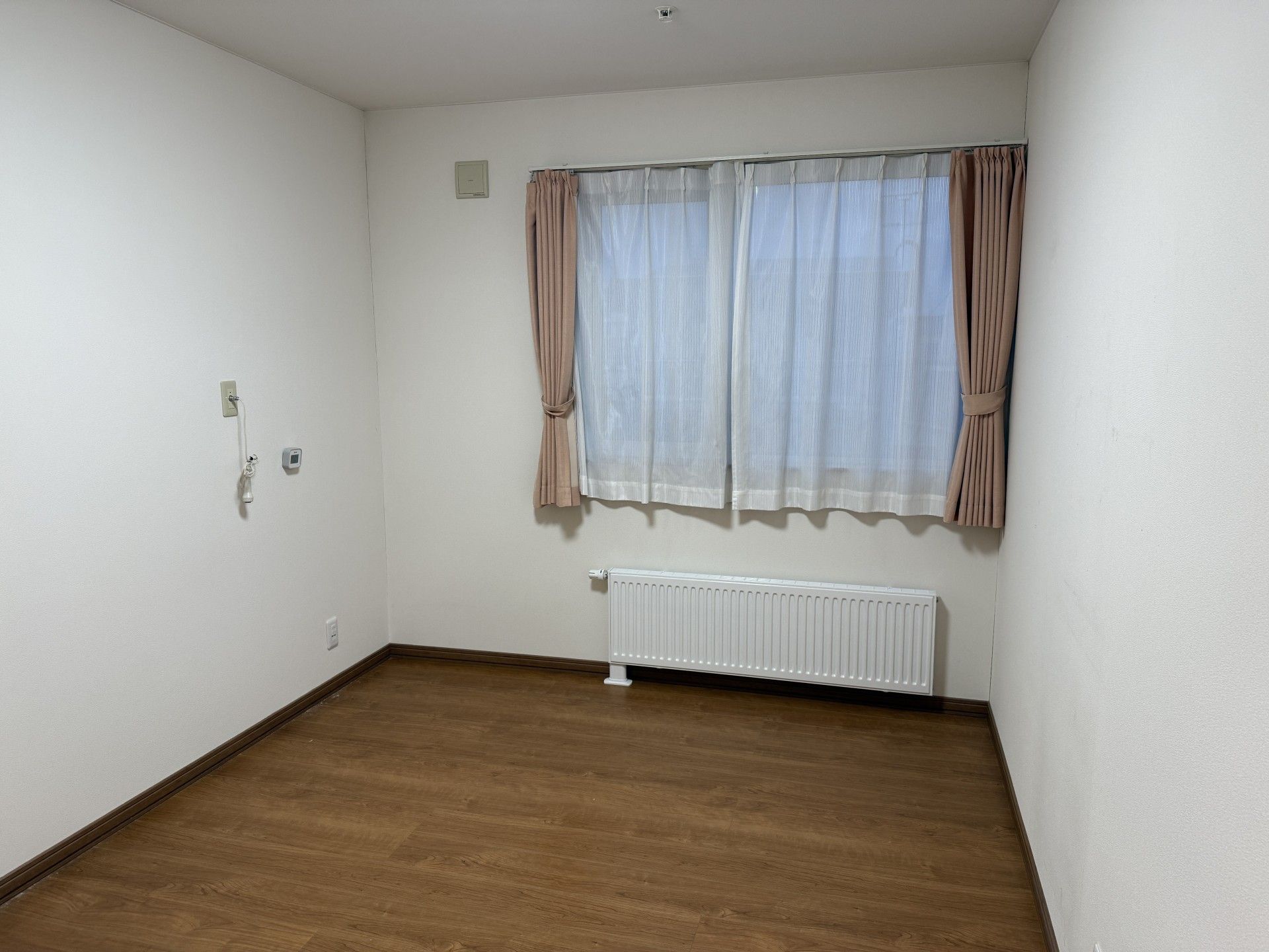 窓際のシンプルな部屋