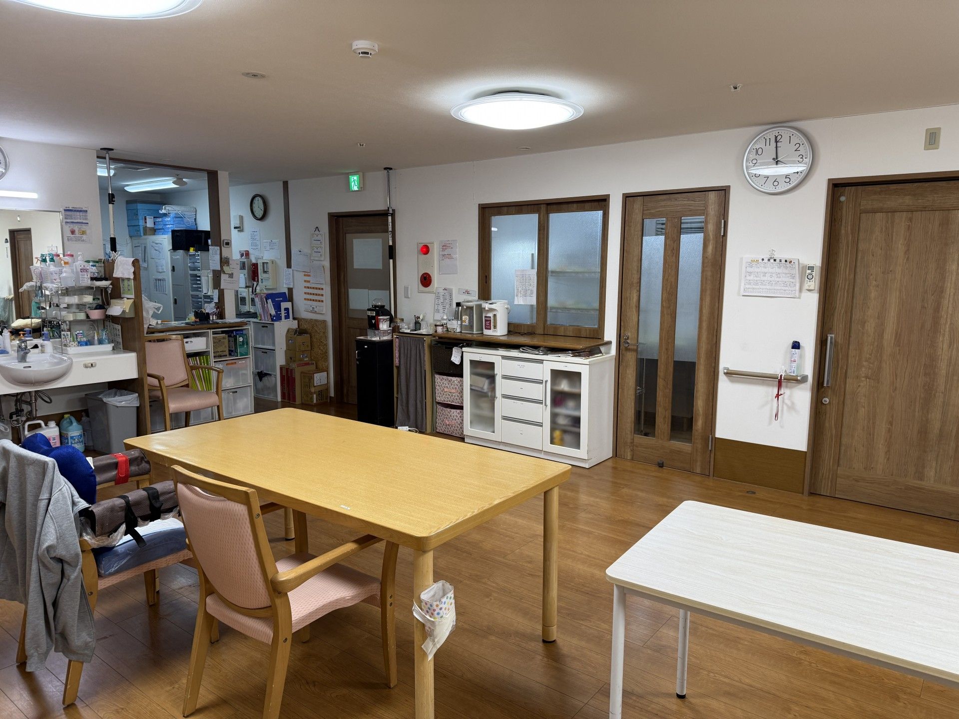 広いテーブルのある部屋