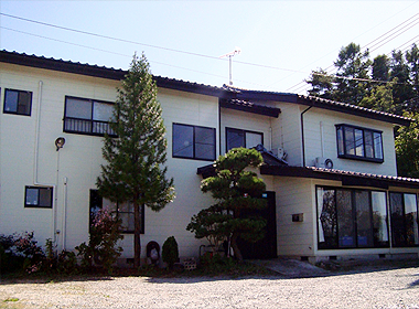 緑に囲まれた建物外観