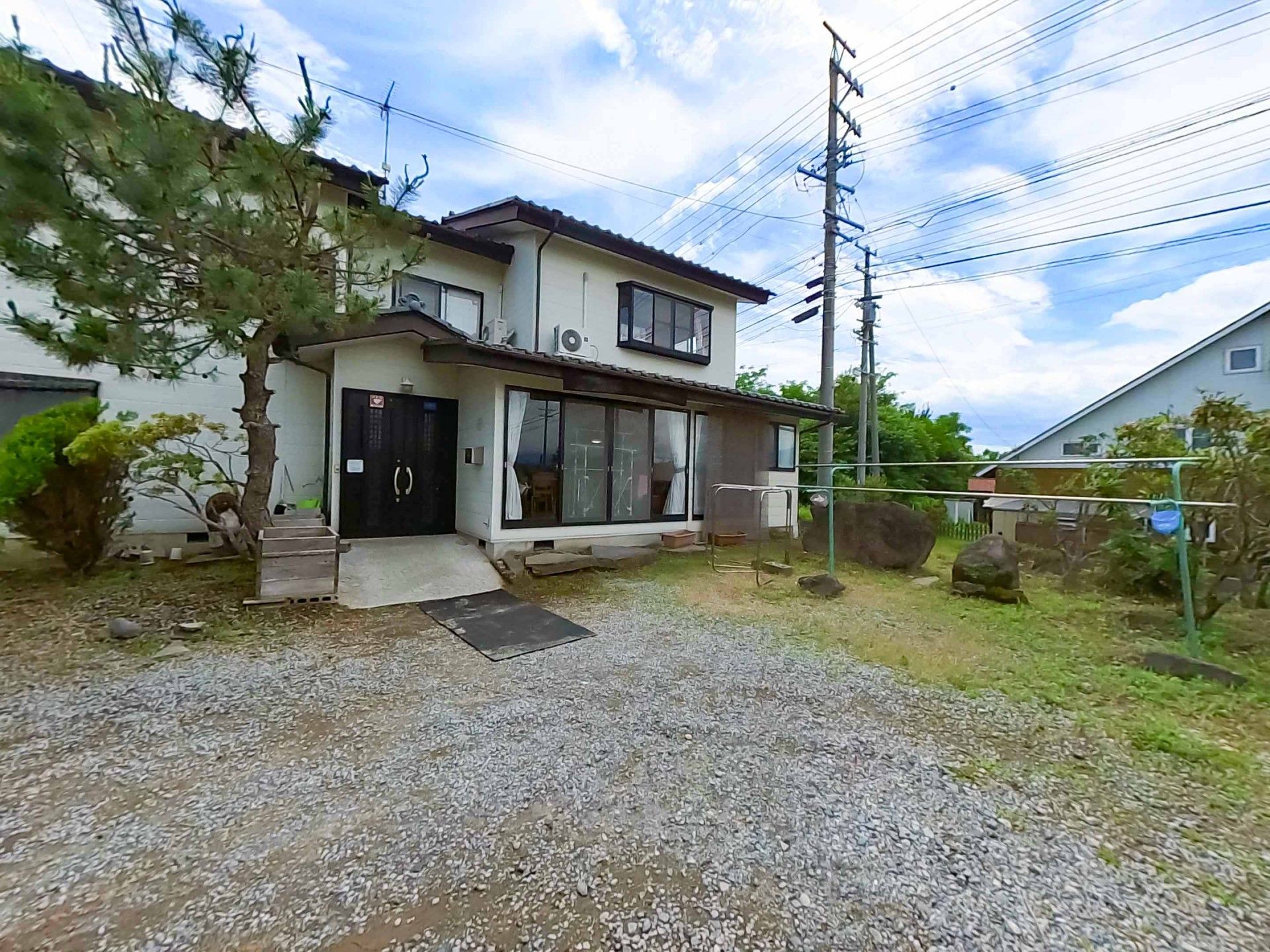 緑に囲まれた建物の外観