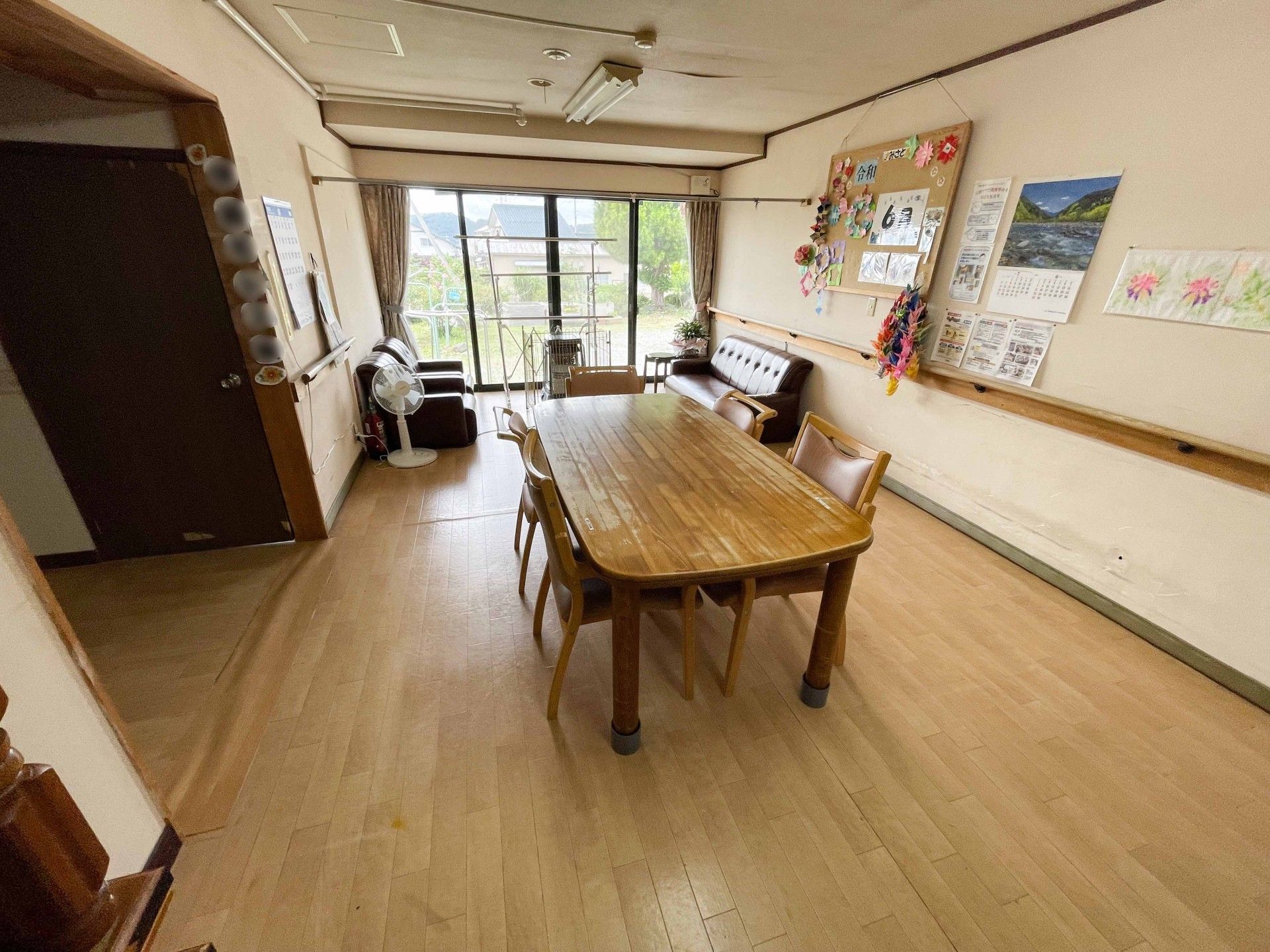 窓際のテーブルと椅子