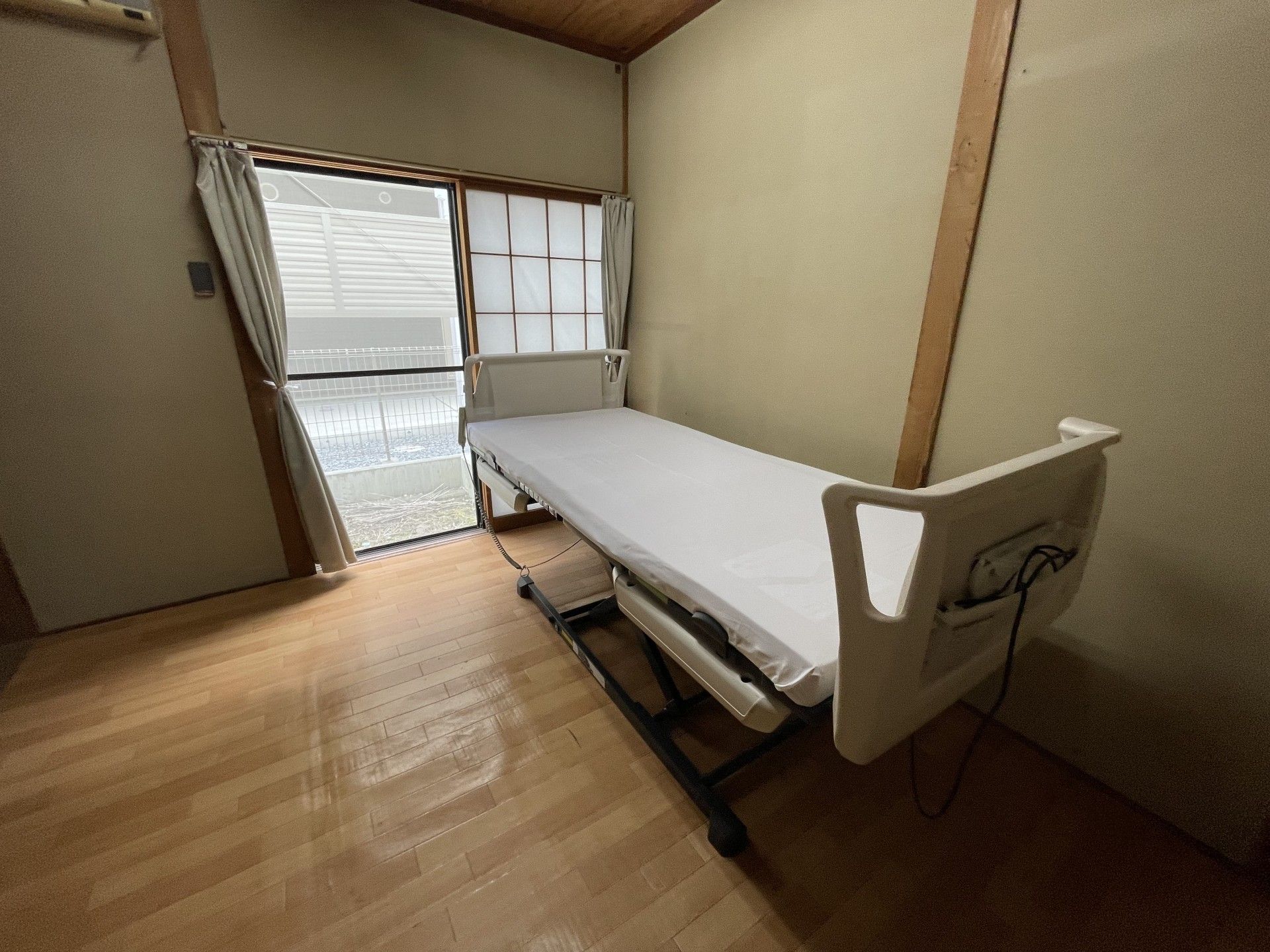 シンプルな個室のベッド