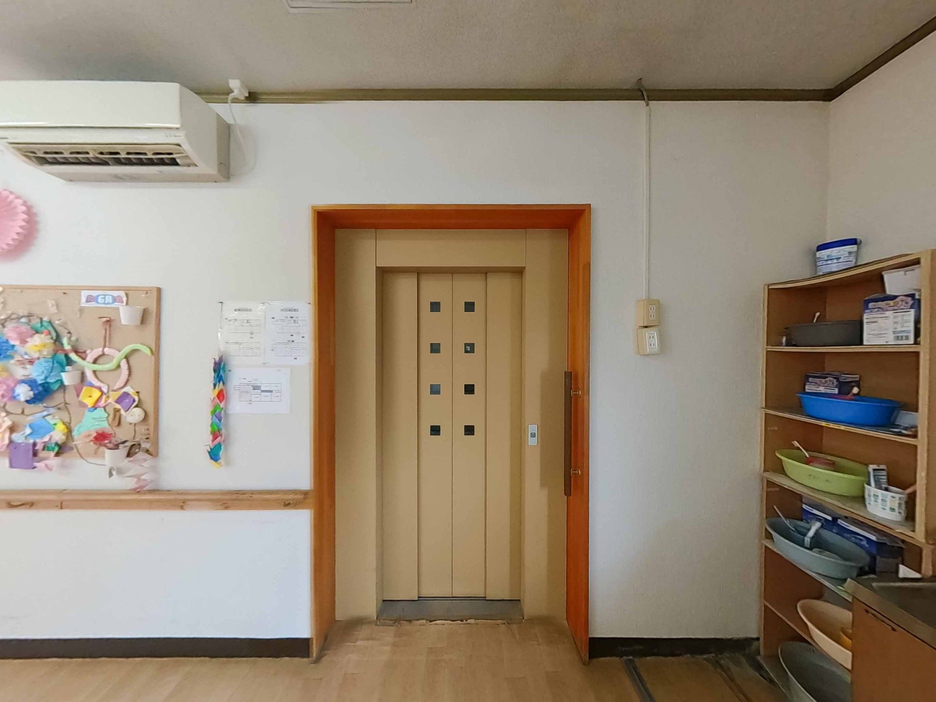 エレベーター前の壁