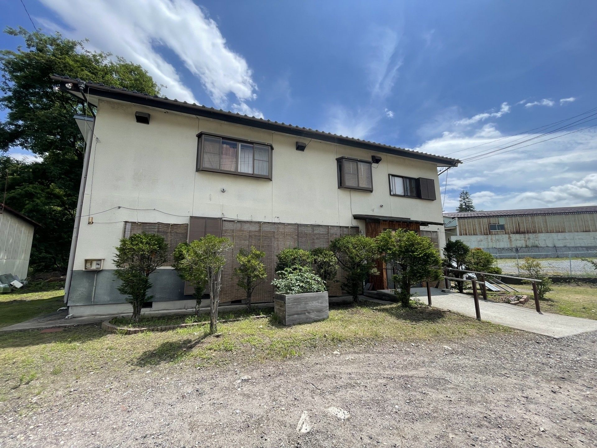 緑に囲まれた建物の外観