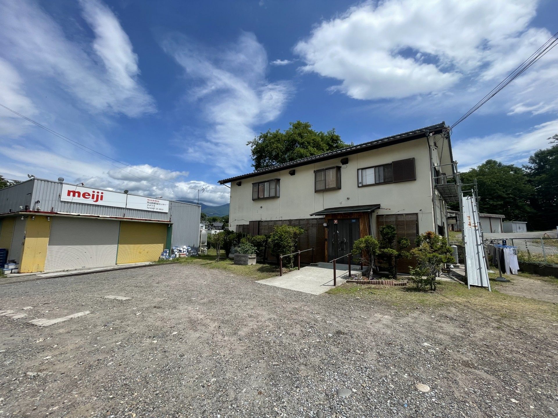 青空の下の建物外観