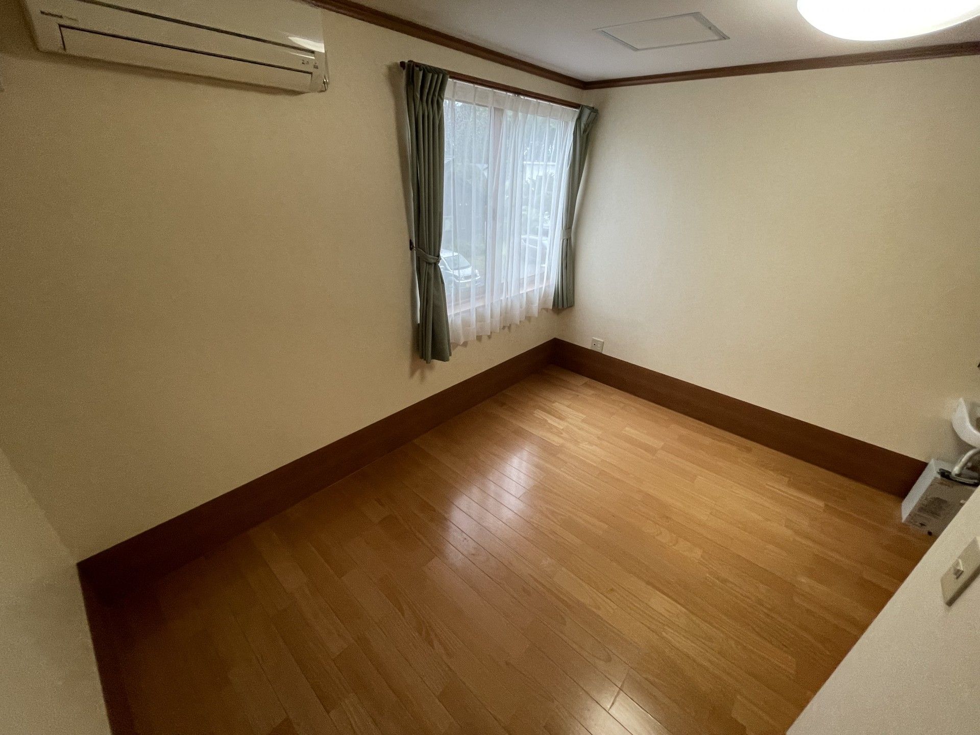 窓際の明るい部屋