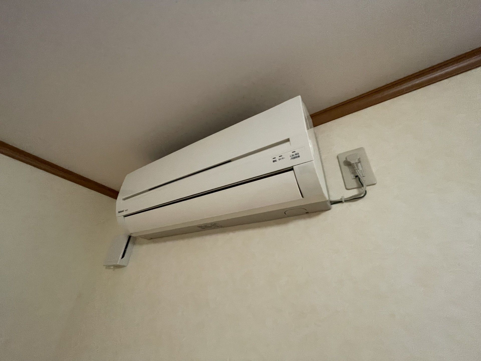 壁に設置されたエアコン