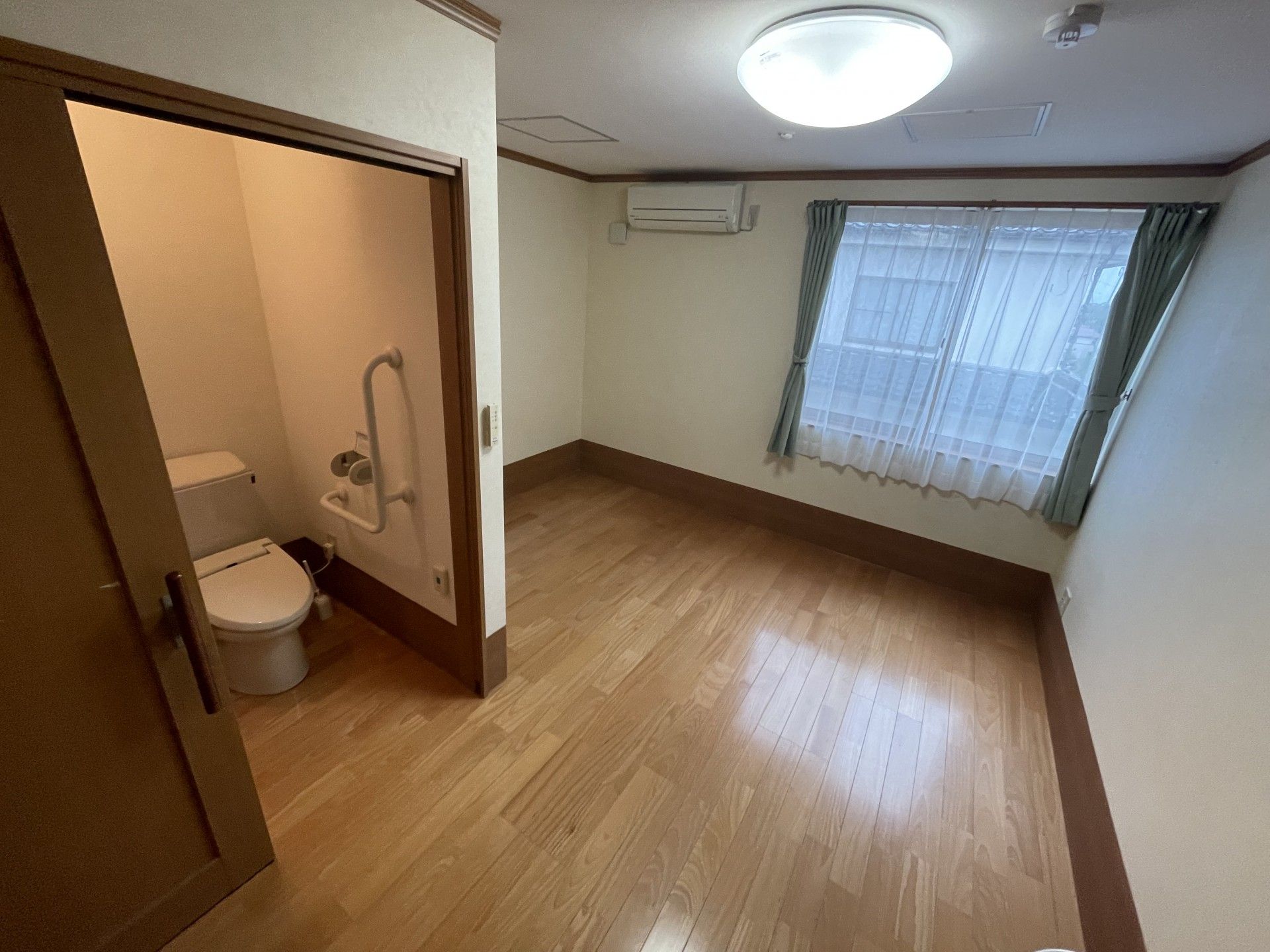 明るい個室とトイレ