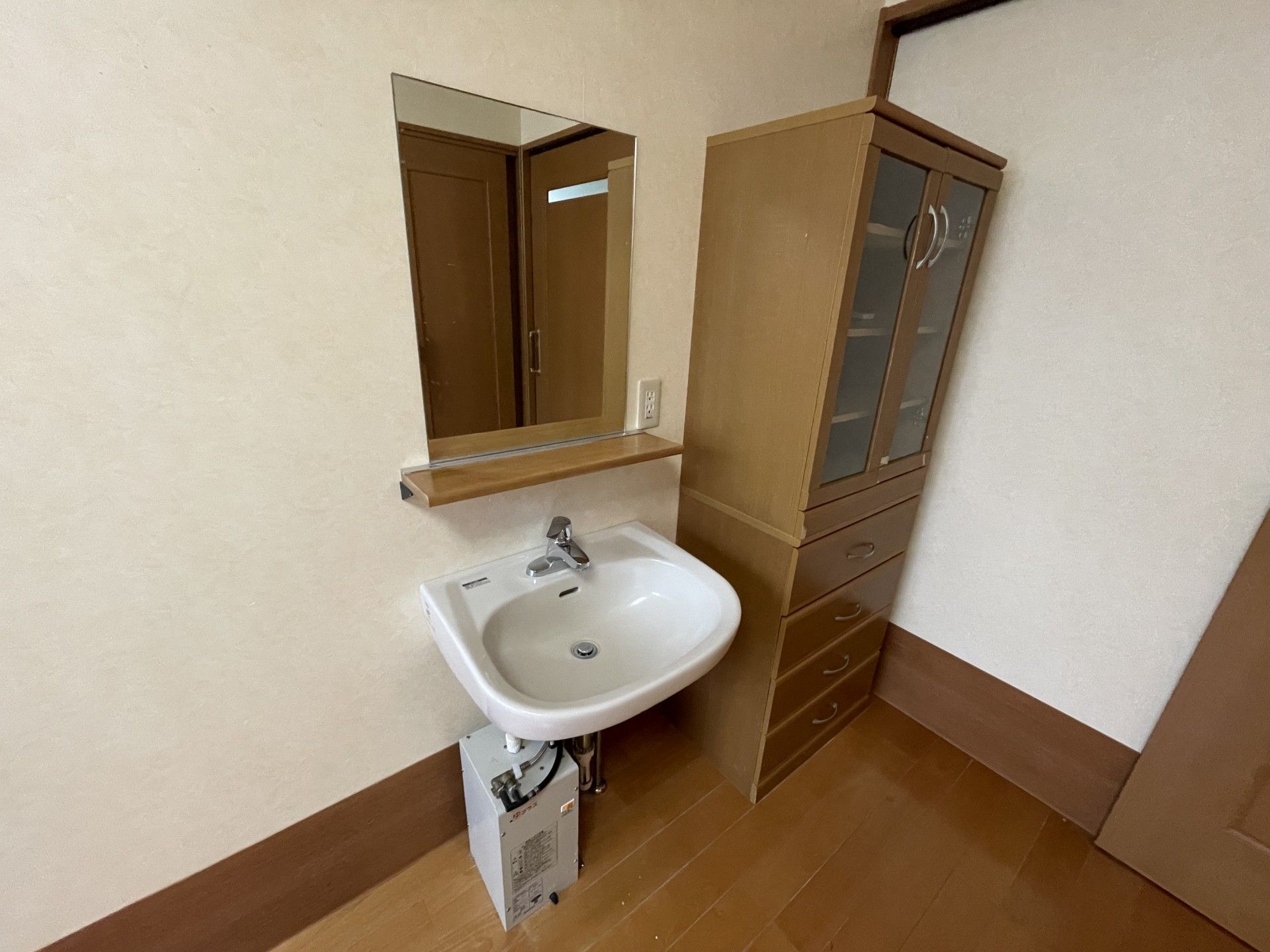 洗面台と収納棚の一角