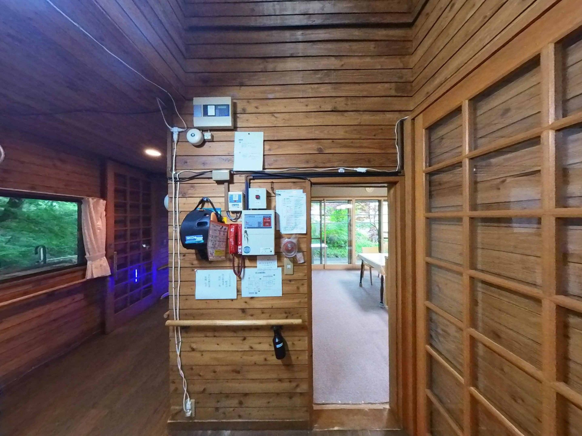 木の温もりある廊下