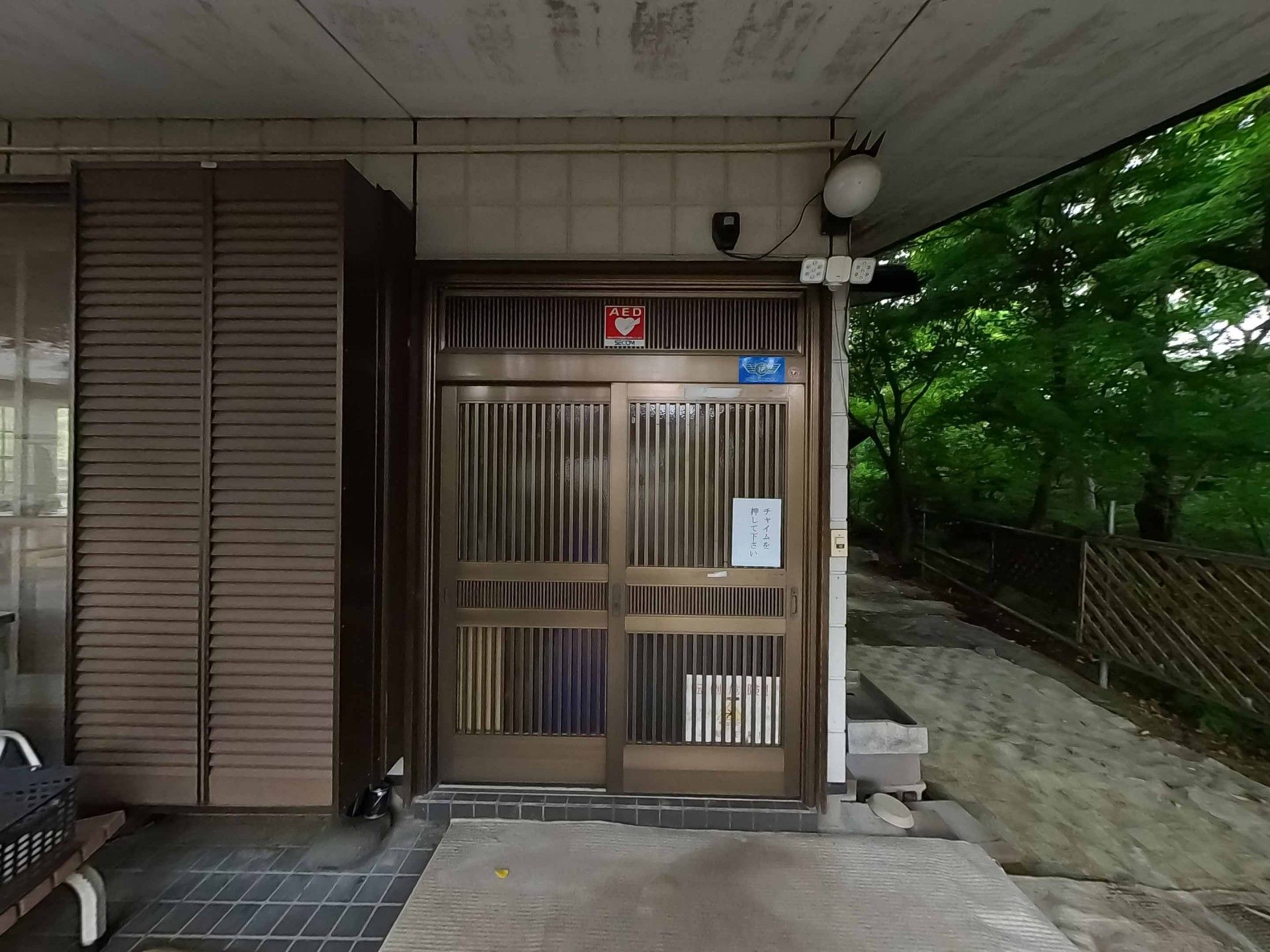 木々に囲まれた玄関