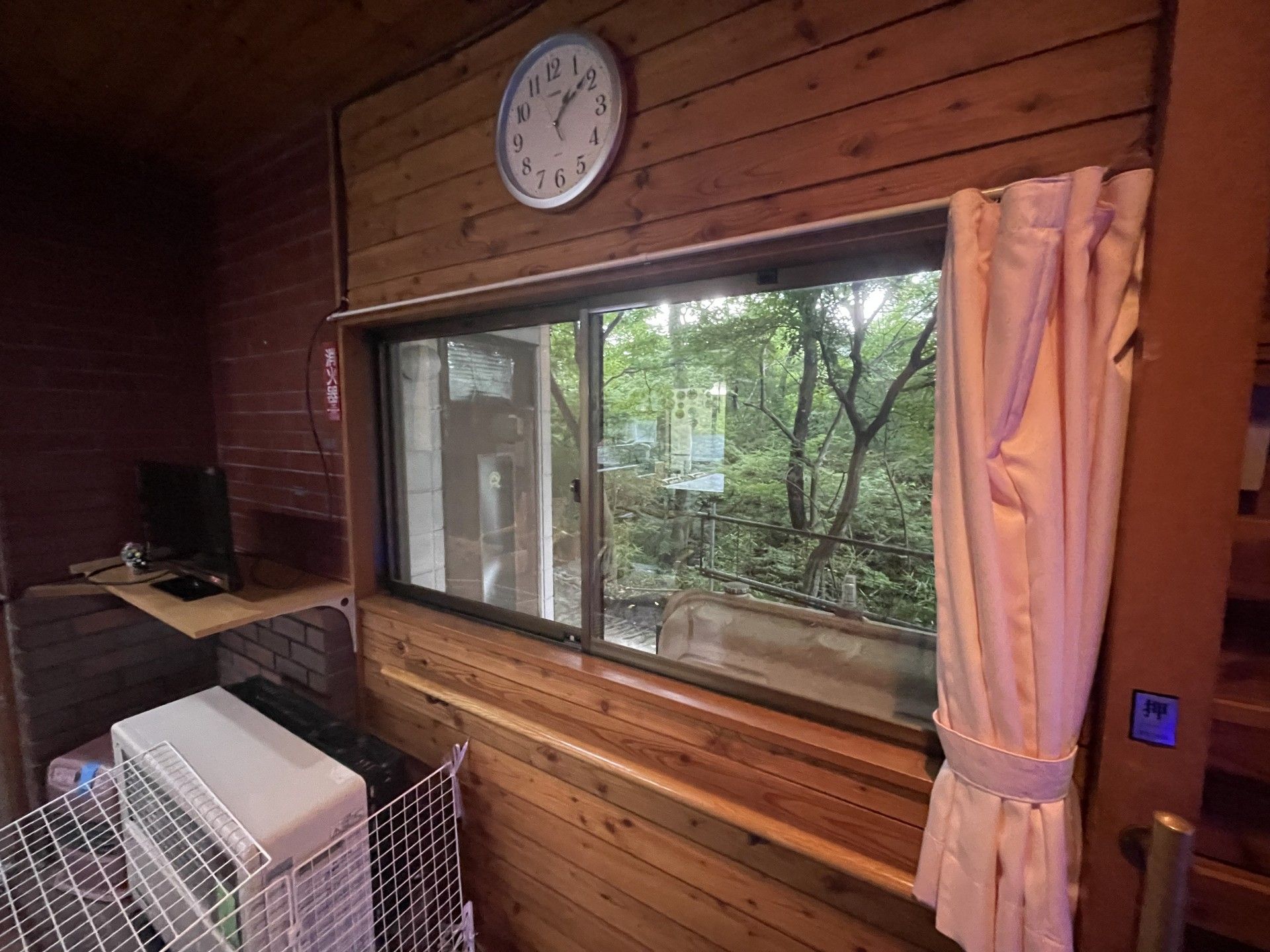 木の温もりを感じる窓辺