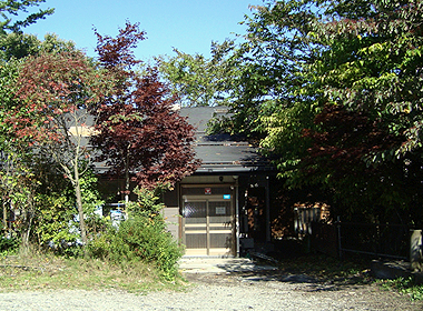 緑に囲まれた建物の入口