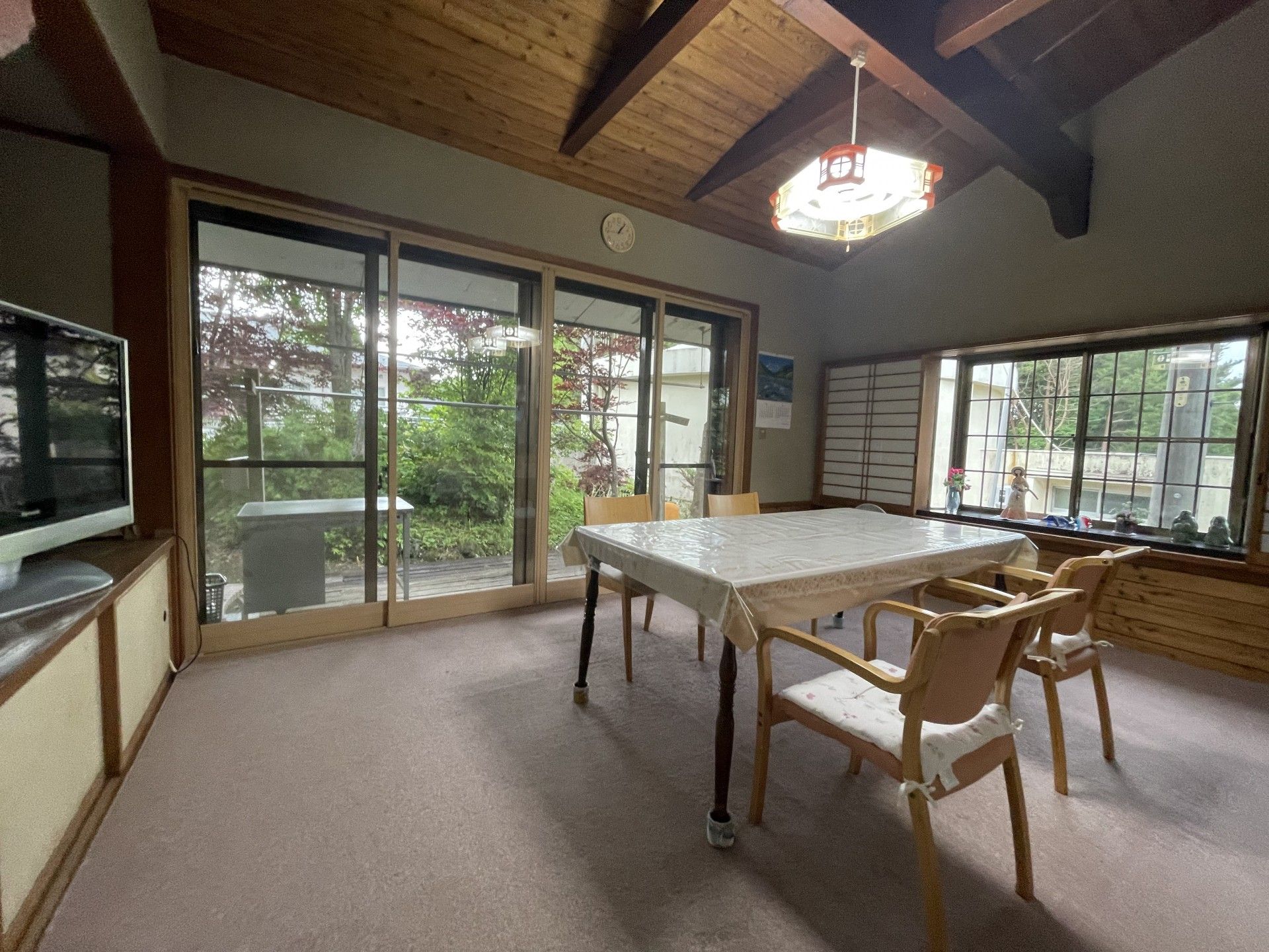 庭を望むくつろぎの間