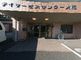広々とした駐車場のある建物