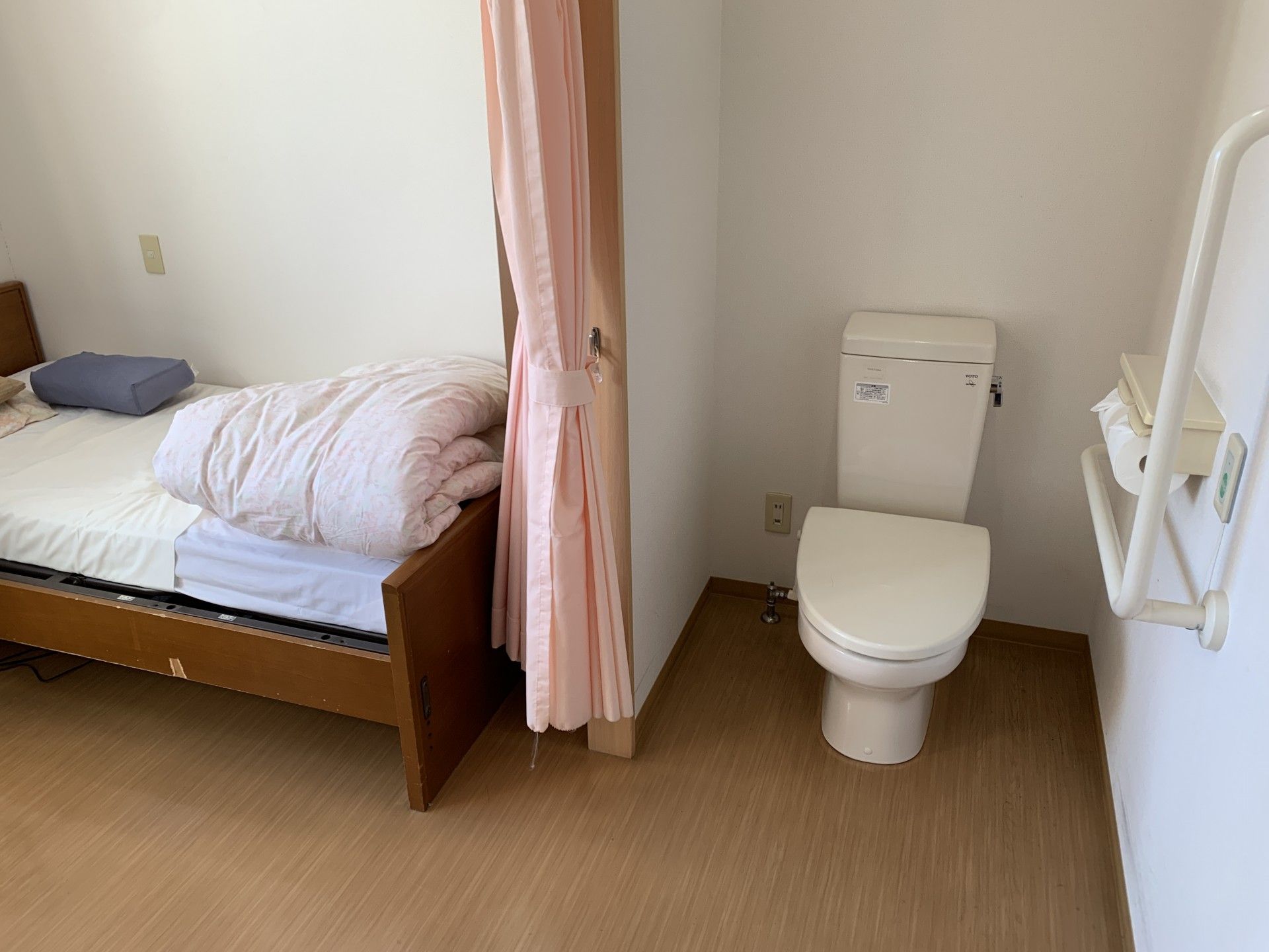 ベッドとトイレのある部屋