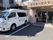 送迎車と建物の入口